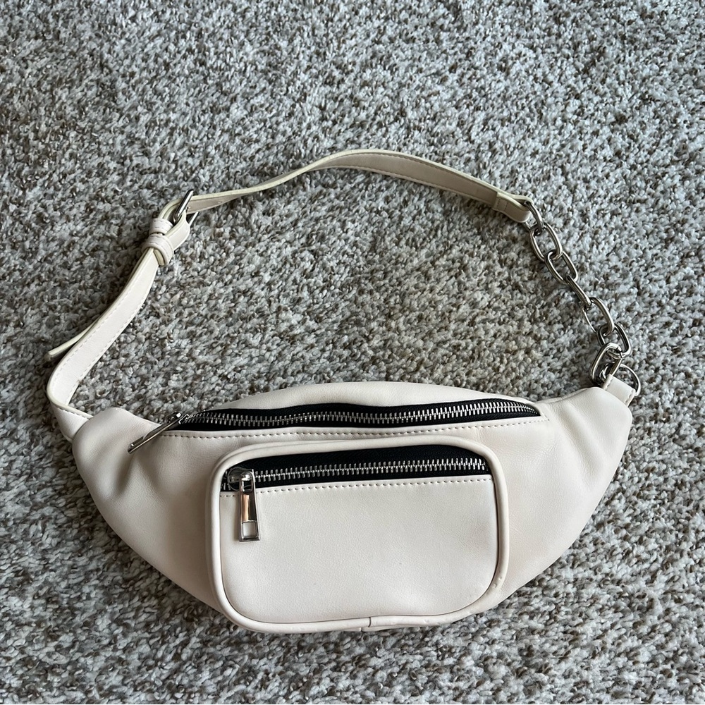 EUC Forever 21 Fanny Pack in Cream/White